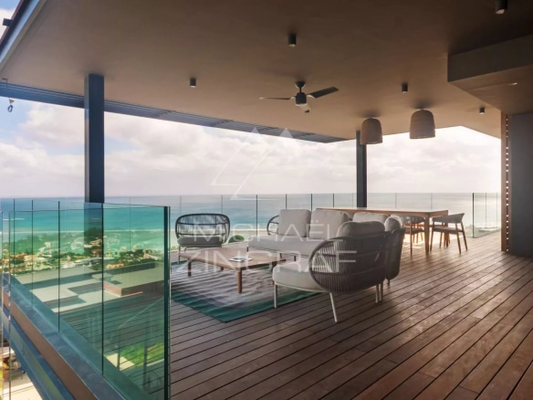 Terrasse avec vue sur la mer et mobilier moderne dans une villa à Rivière Noire.