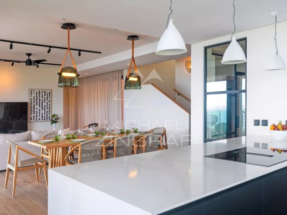 Intérieur moderne d'une villa avec cuisine ouverte et salon lumineux à Rivière Noire.