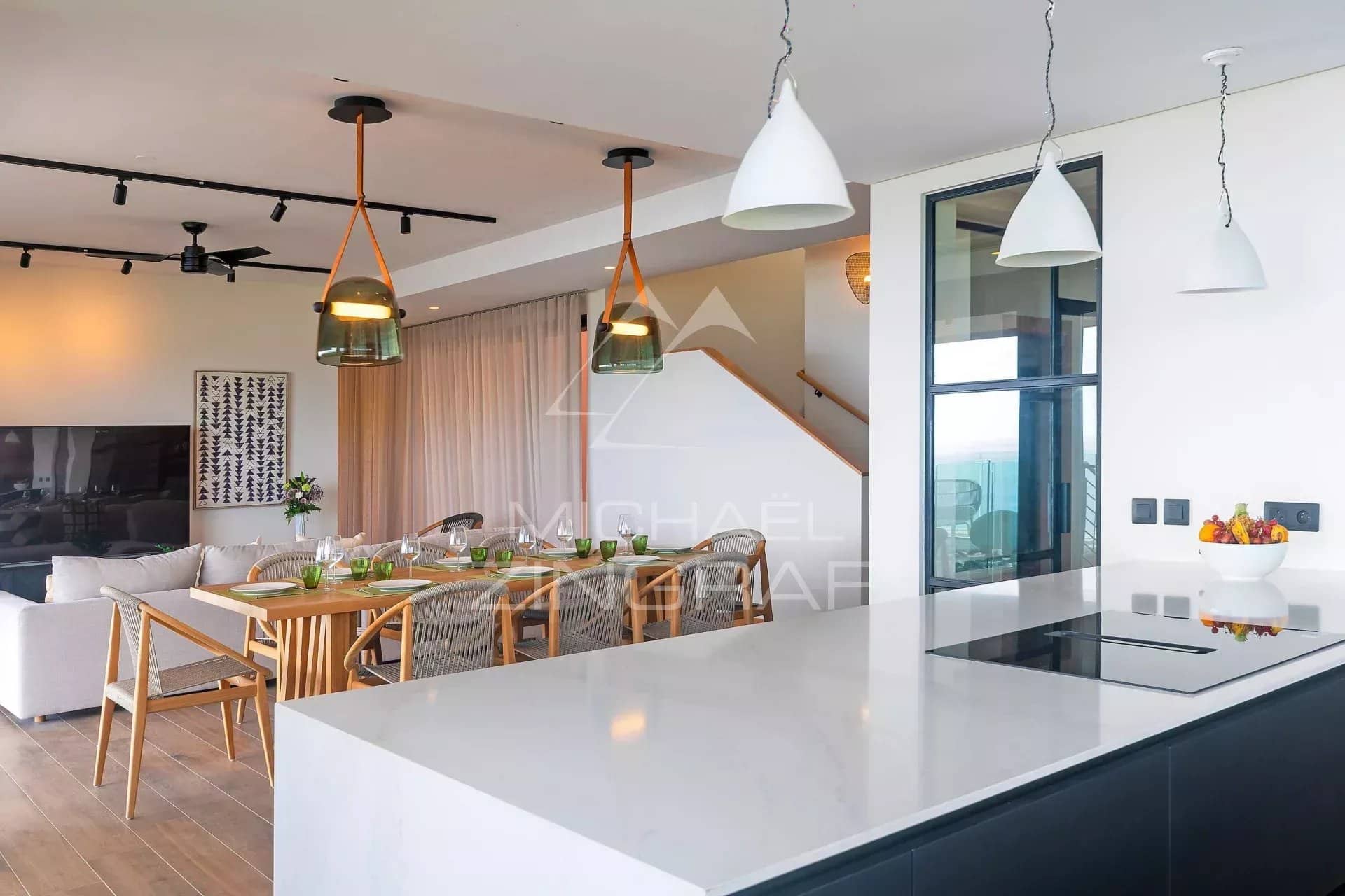 Intérieur moderne d'une villa avec cuisine ouverte et salon lumineux à Rivière Noire.