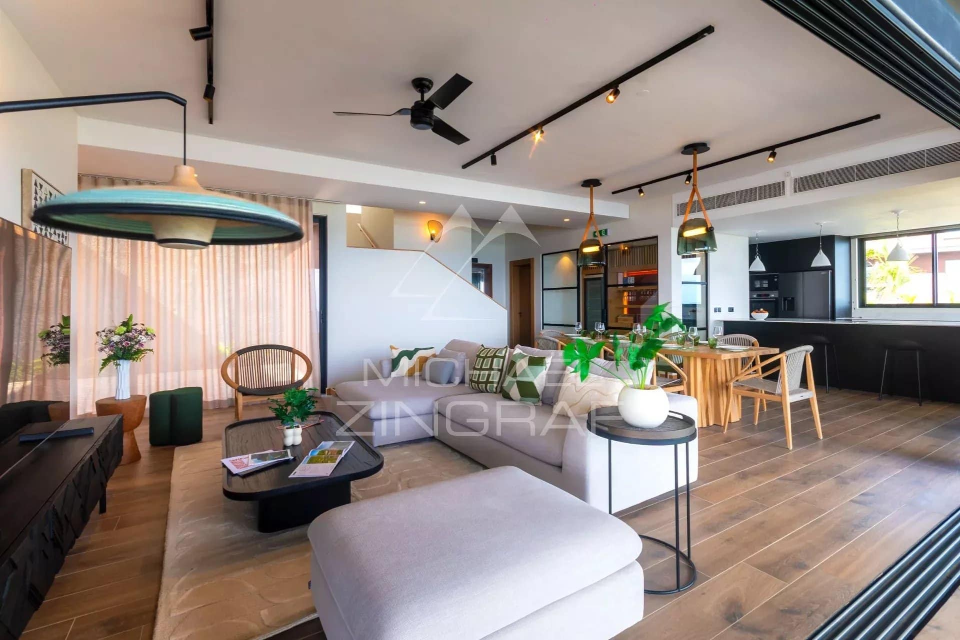 Intérieur d'une villa moderne avec salon, cuisine ouverte et décoration élégante à Rivière Noire.