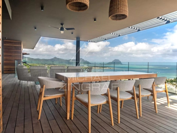 Terrasse en bois avec mobilier moderne et vue sur la mer à Rivière Noire