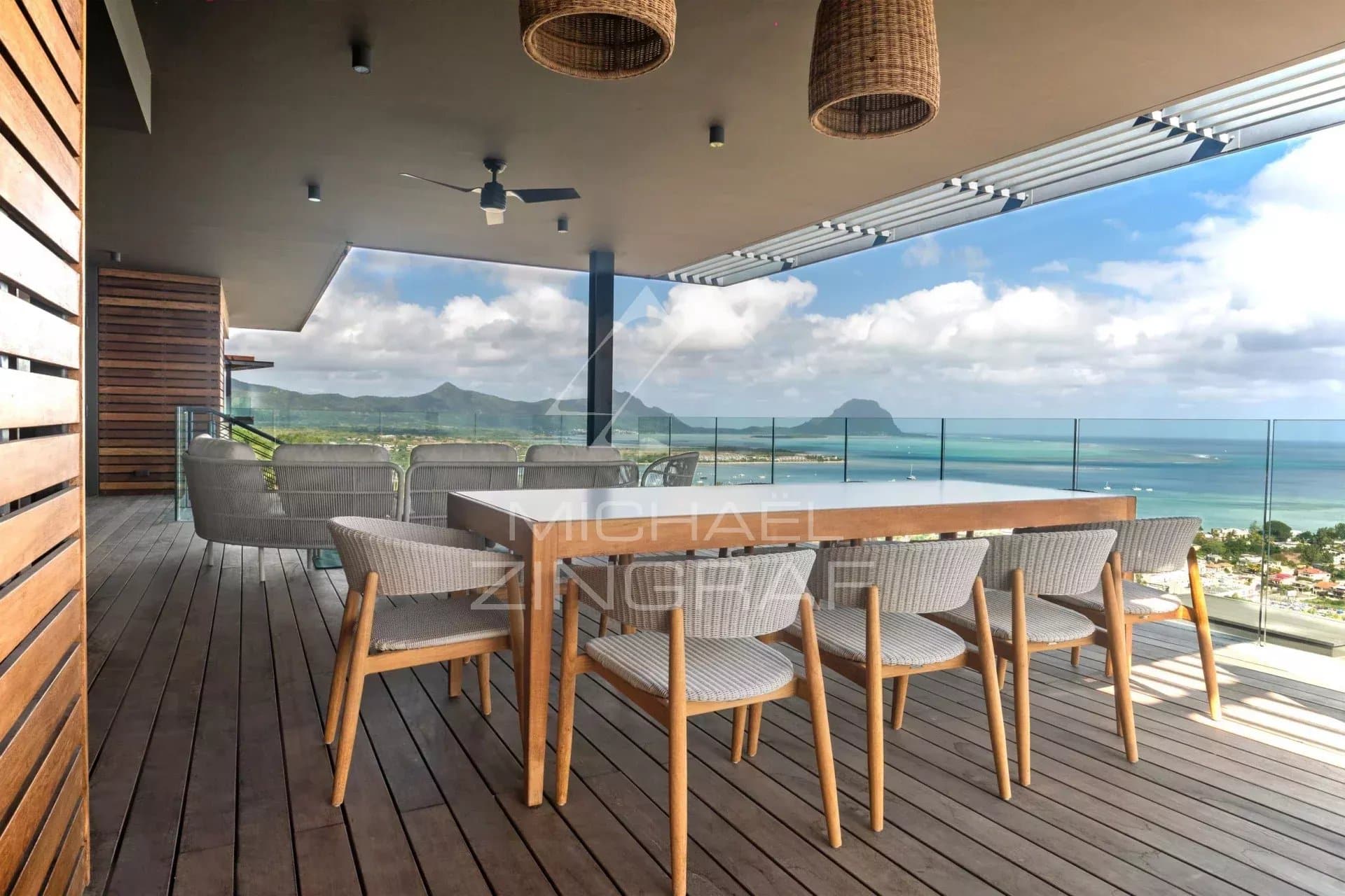 Terrasse en bois avec mobilier moderne et vue sur la mer à Rivière Noire