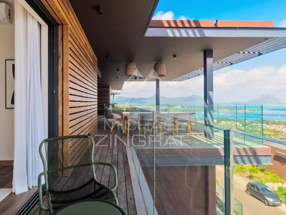 Terrasse d'une villa avec vue sur la mer et mobilier moderne à Rivière Noire.