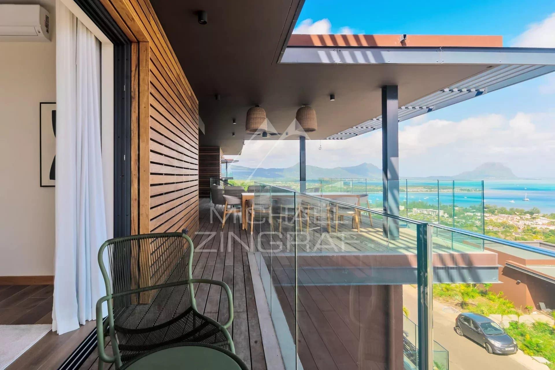 Terrasse d'une villa avec vue sur la mer et mobilier moderne à Rivière Noire.