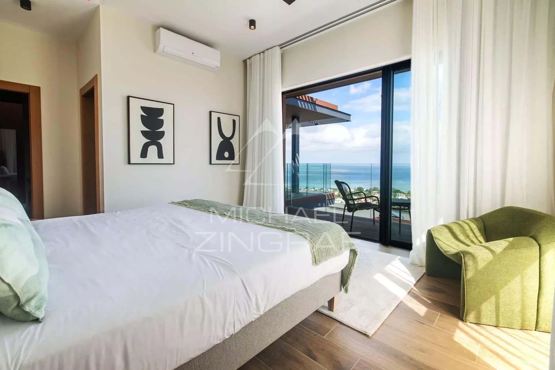 Chambre d'une villa moderne avec vue sur la mer à Rivière Noire, décorée avec des œuvres d'art.