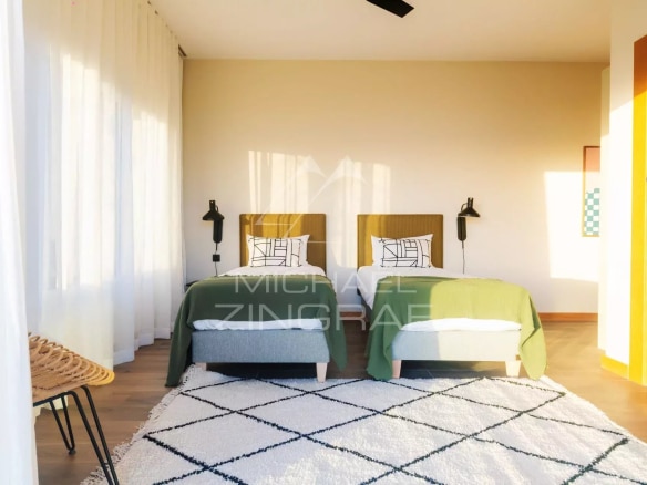 Chambre d'une villa avec deux lits simples, décoration moderne et lumineuse.