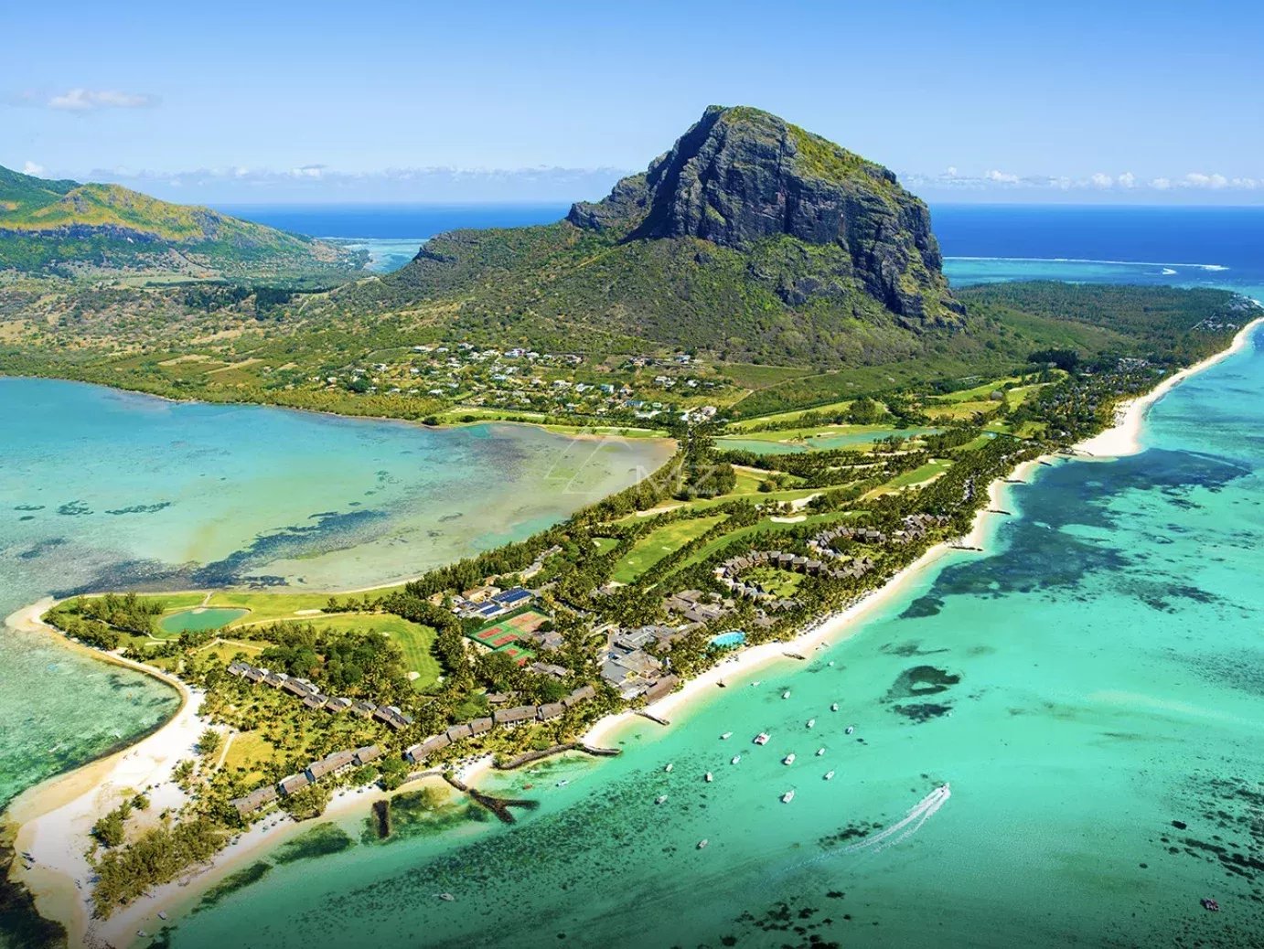 Vue aérienne de la villa sur un terrain de golf à Rivière Noire, Île Maurice, avec montagnes et lagon.