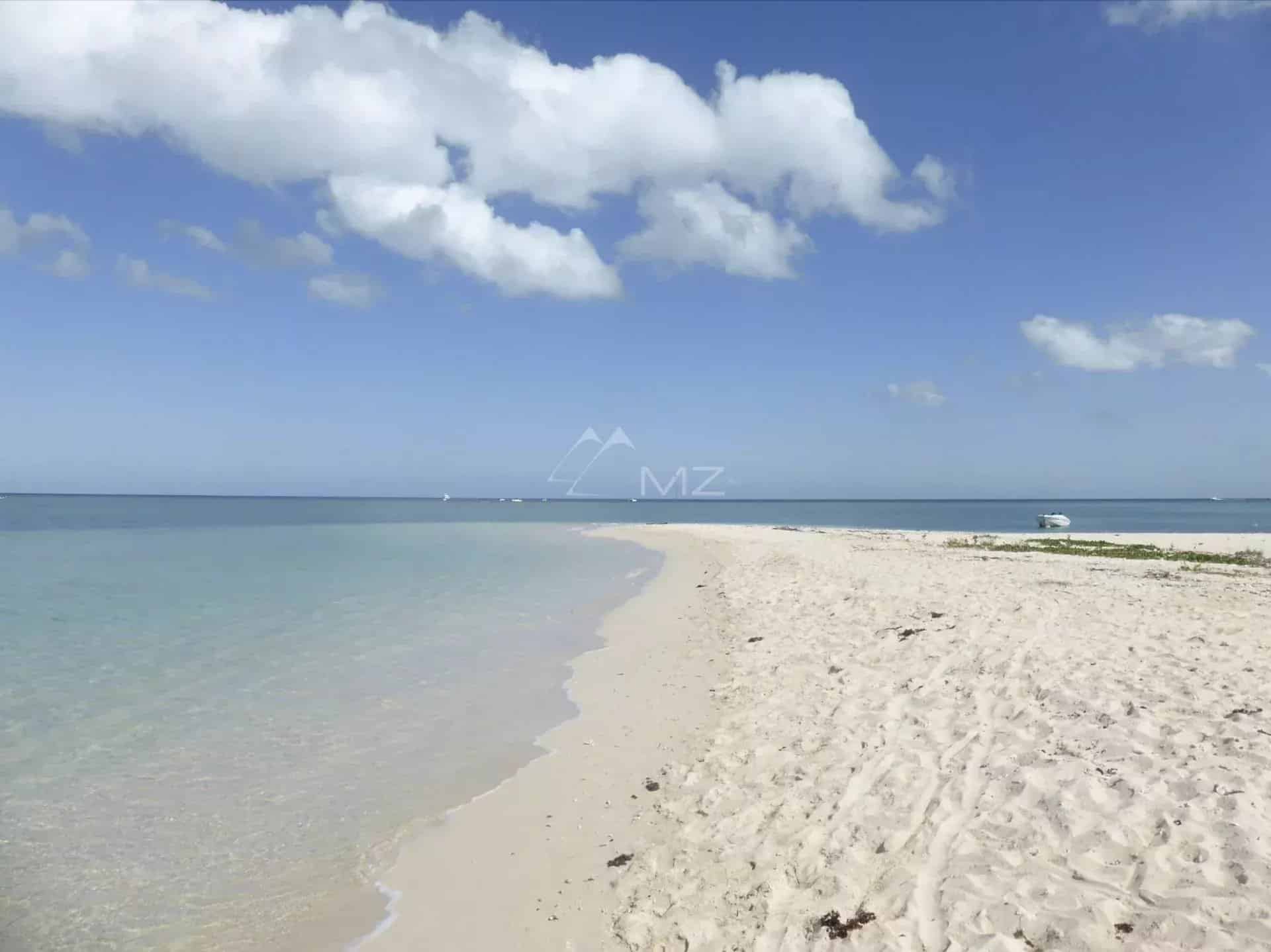Plage de sable fin avec eau turquoise à Rivière Noire, Île Maurice.