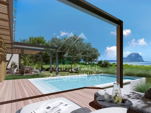 Vue d'une villa moderne avec piscine et terrasse, entourée de verdure à Rivière Noire, Île Maurice.