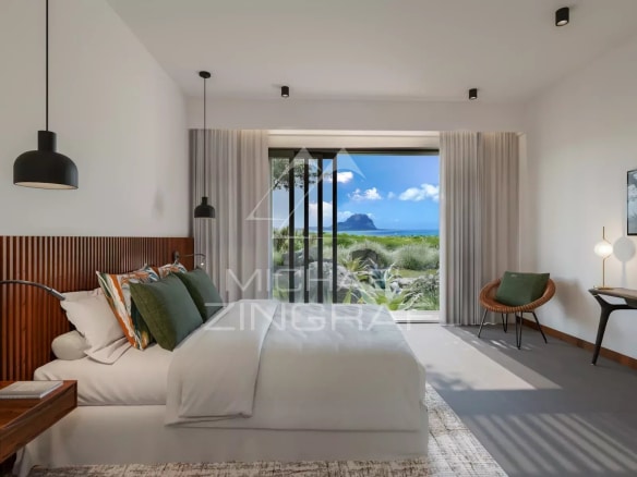 Chambre d'une villa moderne avec vue sur la mer à Rivière Noire, Île Maurice.