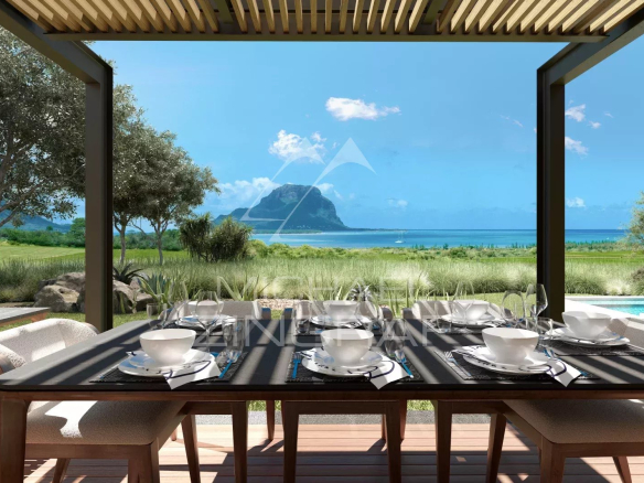 Vue d'une terrasse de villa sur un golf à Rivière Noire, Île Maurice, avec vue sur la mer et la péninsule du Morne.
