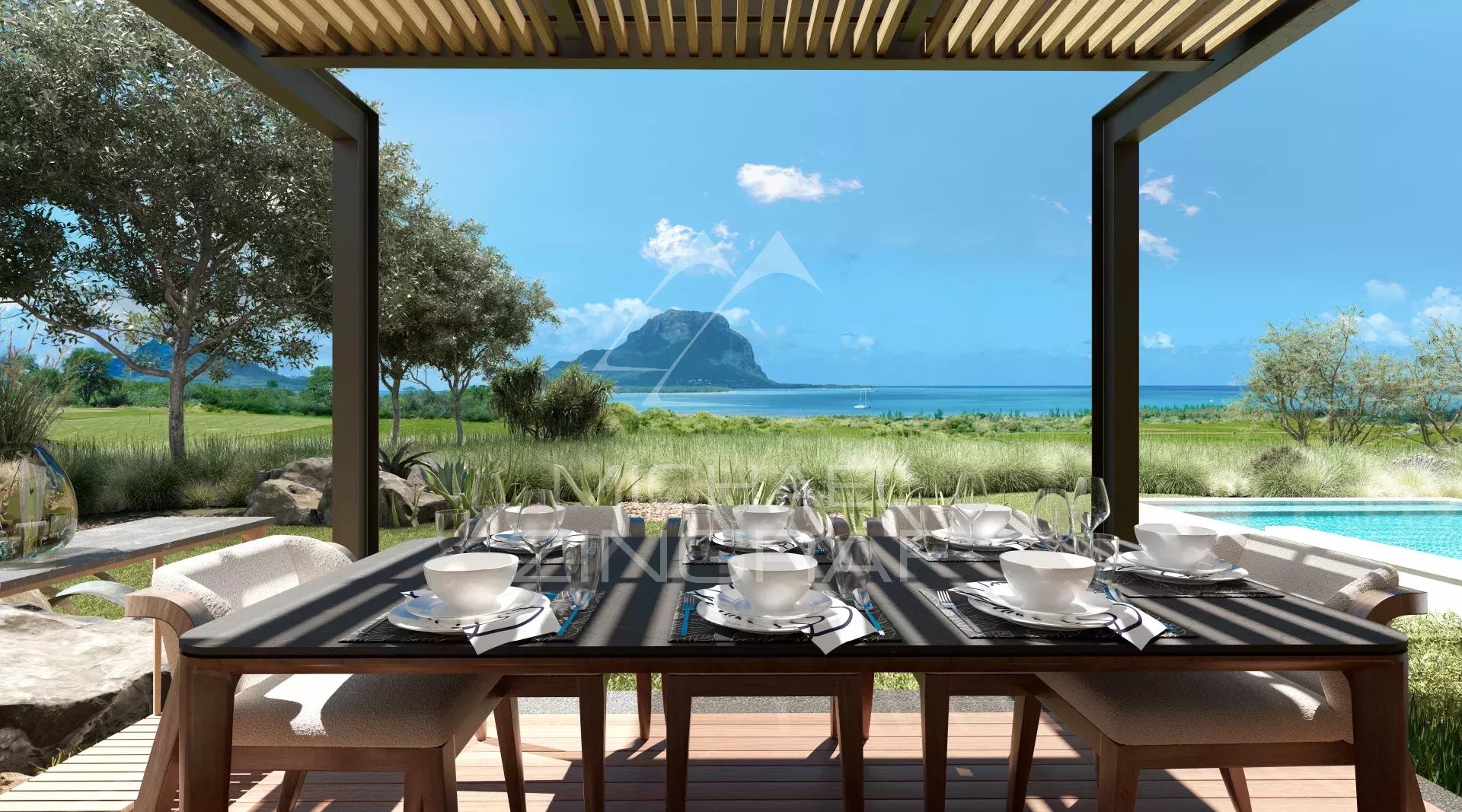 Terrasse de villa à Rivière Noire Vue d'une terrasse de villa sur un golf à Rivière Noire, Île Maurice, avec vue sur la mer et la péninsule du Morne.