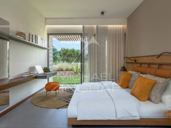 Chambre d'une villa moderne avec vue sur le jardin à Rivière Noire, Île Maurice.