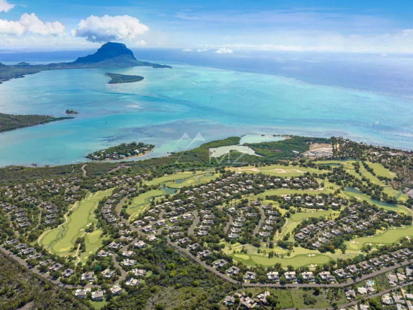 Vue aérienne de la villa N sur un golf à Rivière Noire, Île Maurice, avec la montagne de la Tourelle en arrière-plan.