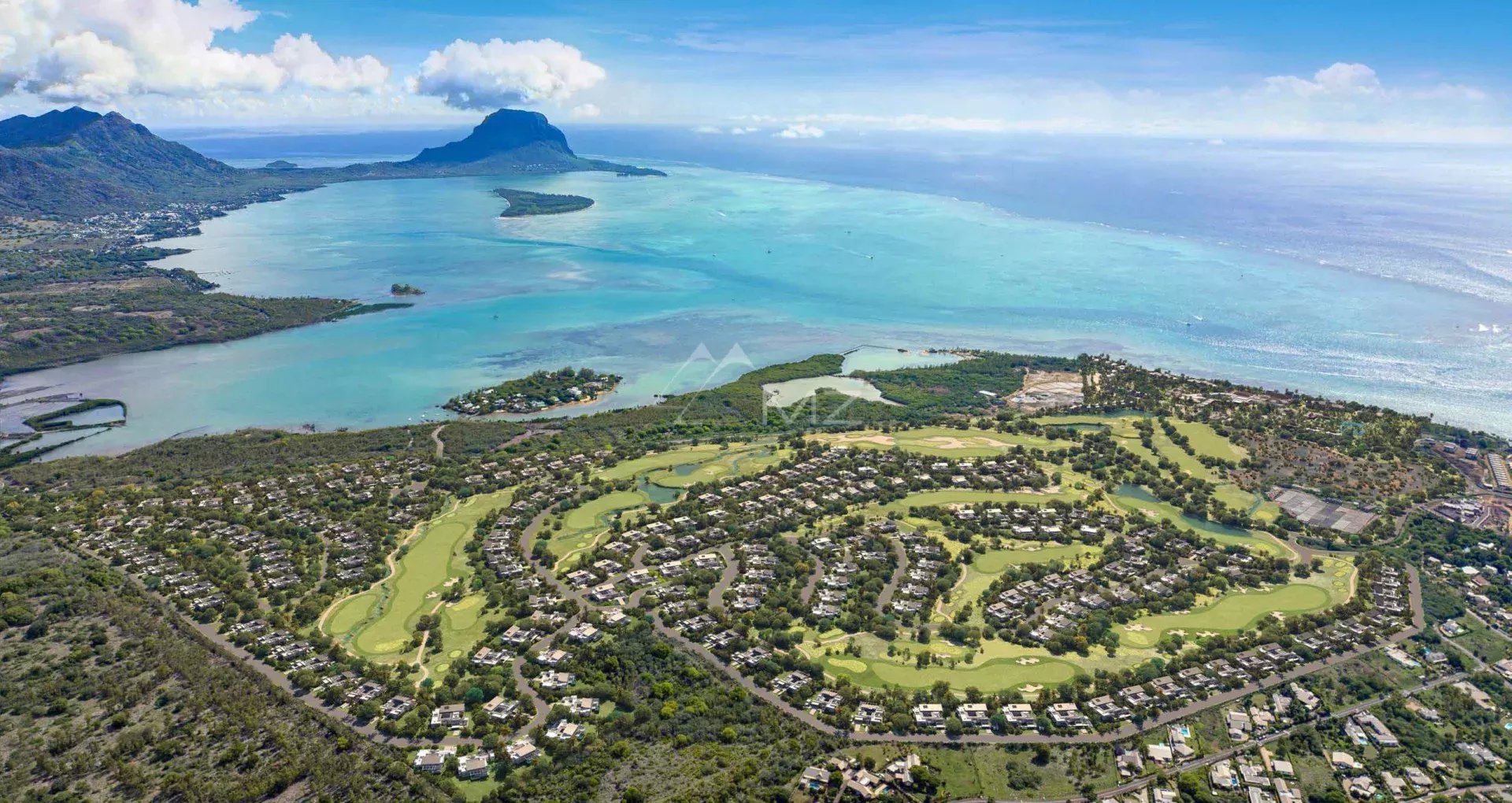 Vue aérienne de la villa N sur un golf à Rivière Noire, Île Maurice, avec la montagne de la Tourelle en arrière-plan.