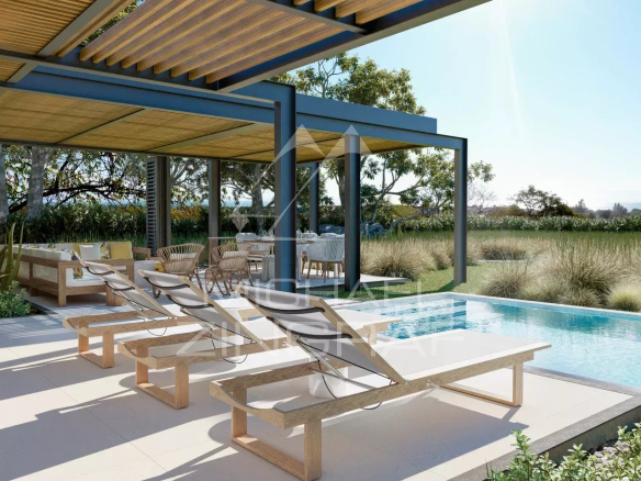 Terrasse d'une villa avec chaises longues et piscine, vue sur le golf à Rivière Noire, Île Maurice.
