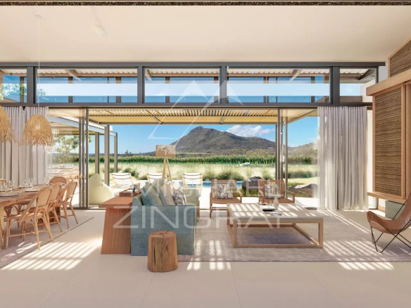 Intérieur d'une villa élégante avec vue sur le golf et la montagne, à Rivière Noire, Île Maurice.