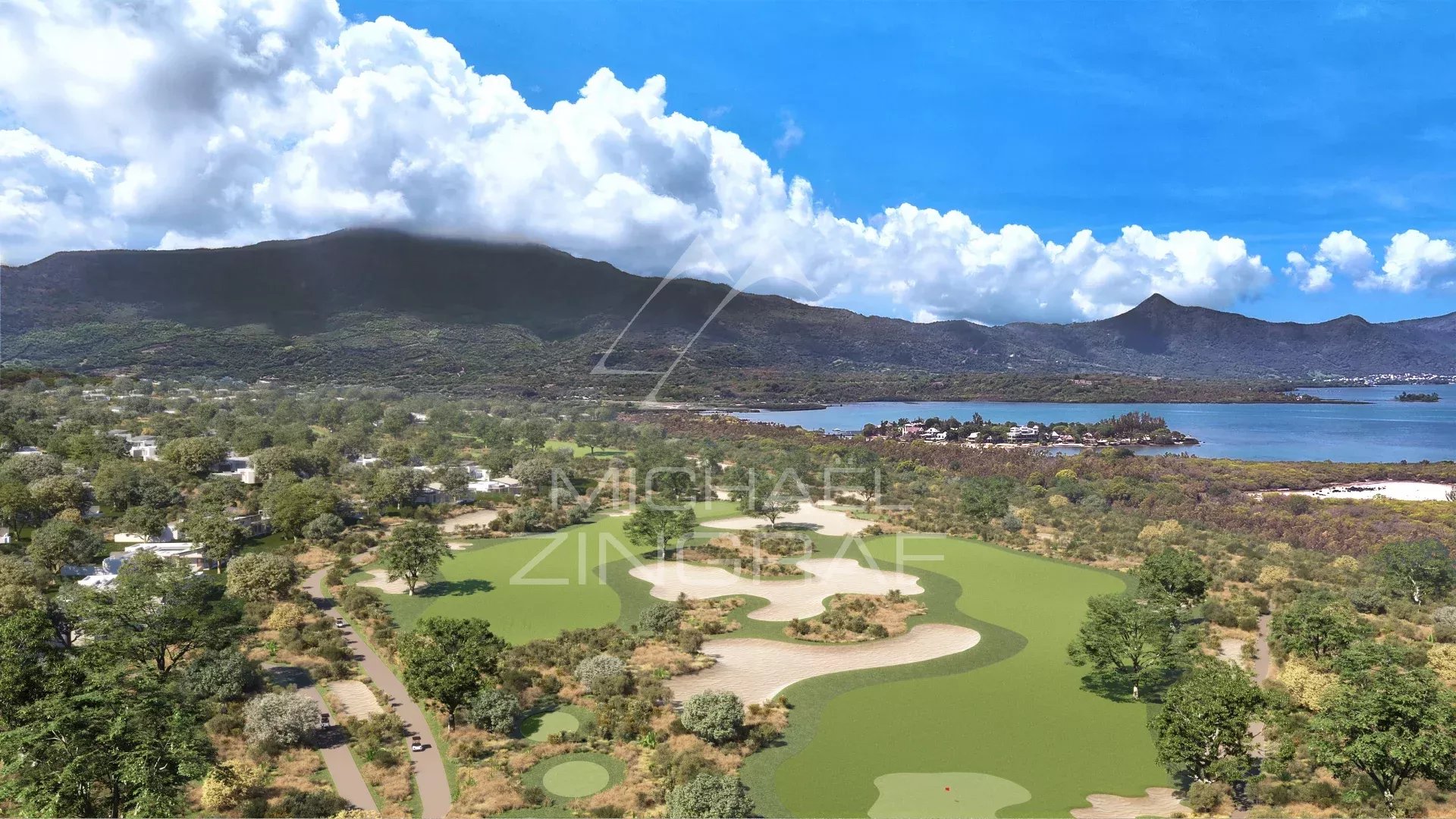 Vue aérienne d'un golf avec des montagnes en arrière-plan à Rivière Noire, Île Maurice.