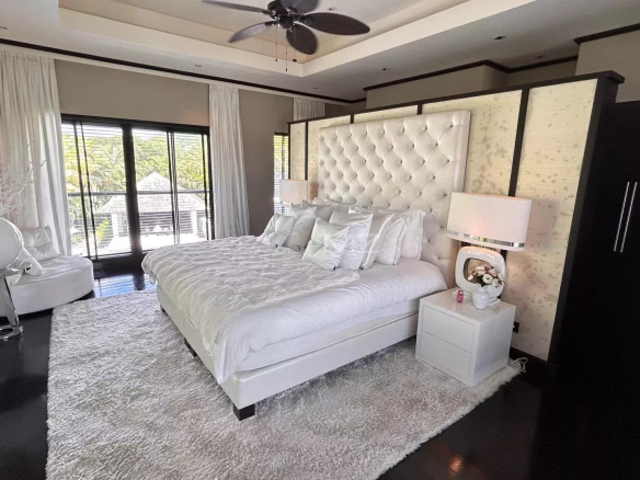 Spacious room with king-size bed and elegant decor in a villa in Beau Champ.