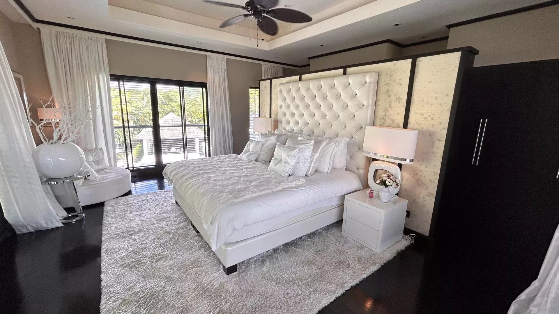 Spacious room with king-size bed and elegant decor in a villa in Beau Champ.
