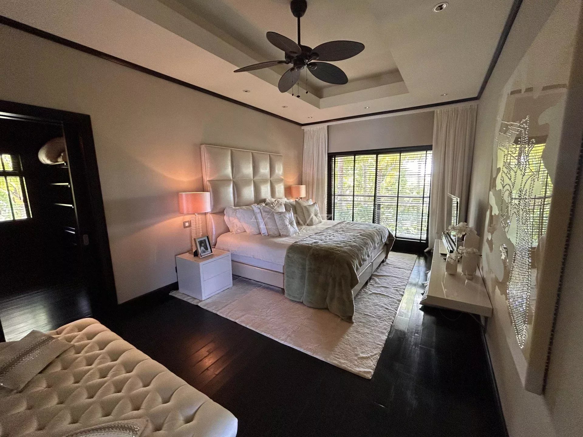 Spacious and elegant room in a villa in Beau Champ, with king-size bed and chic decor.
