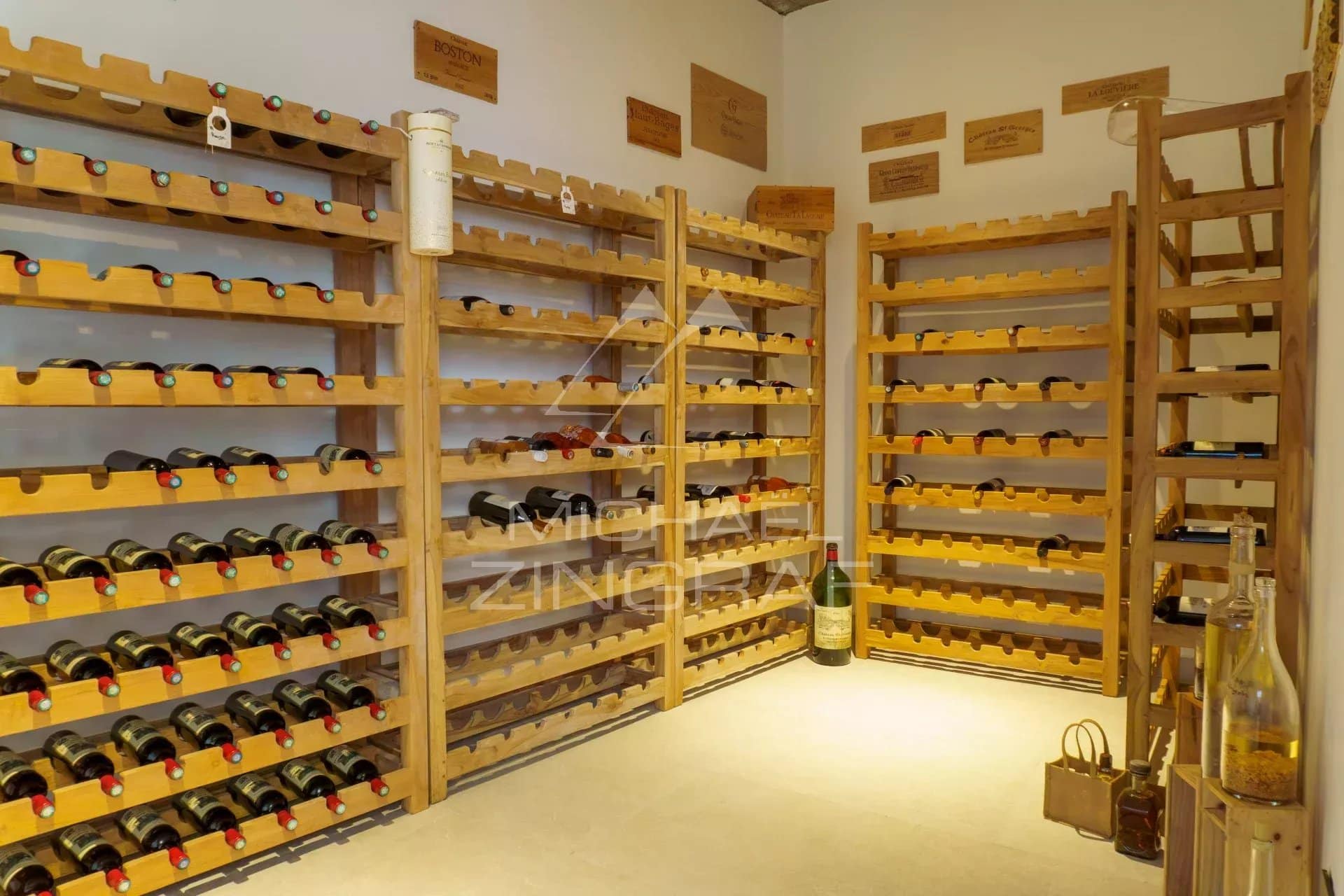 Cave à vin en bois avec étagères remplies de bouteilles.