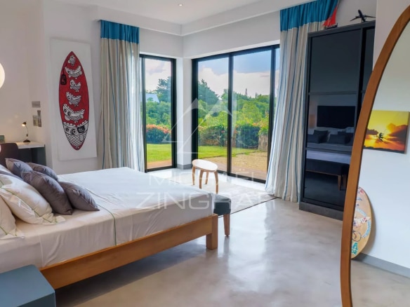 Chambre spacieuse avec vue sur le jardin dans une villa d'exception à Azuri, Haute Rive.