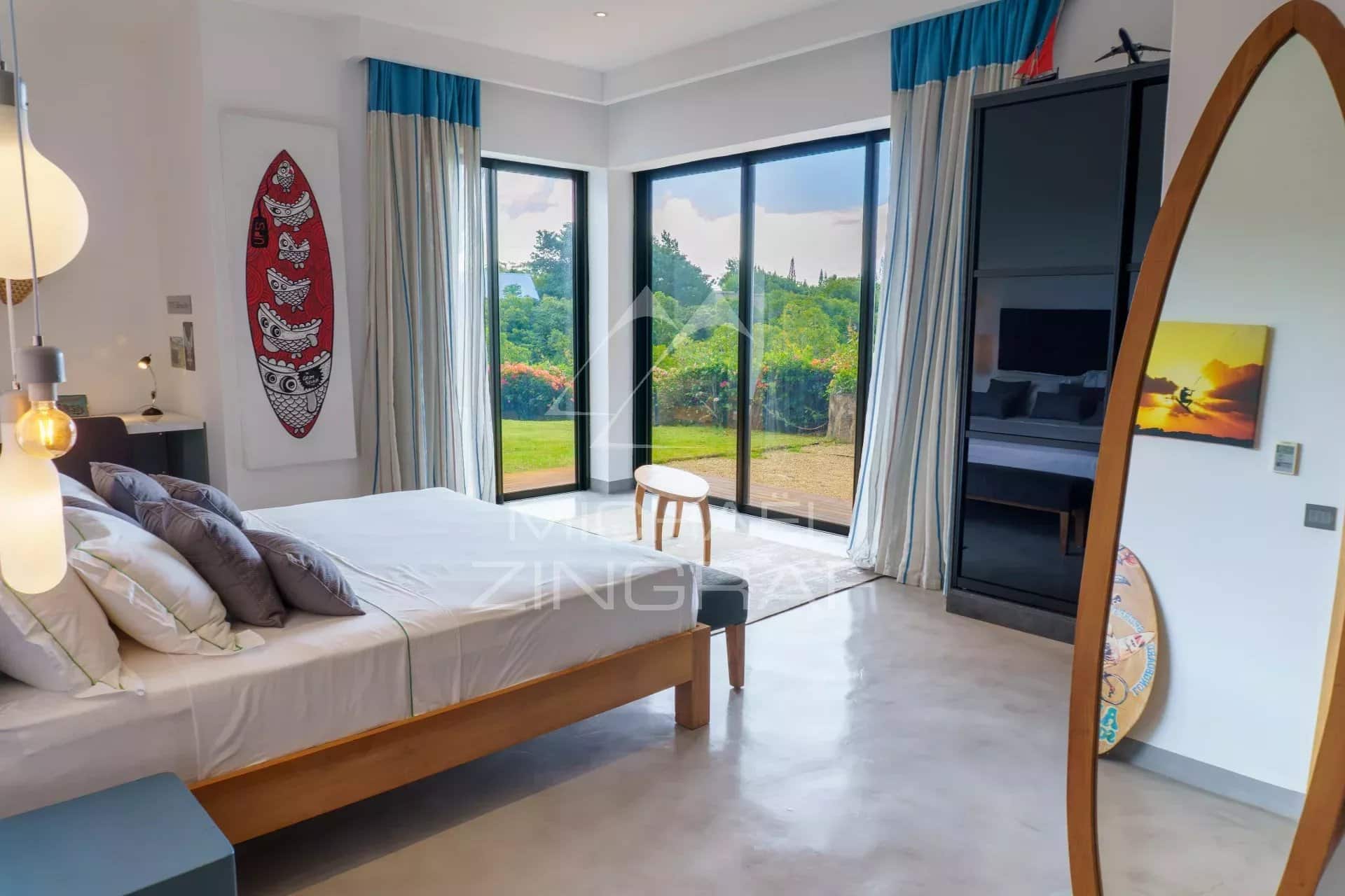 Chambre spacieuse avec vue sur le jardin dans une villa d'exception à Azuri, Haute Rive.