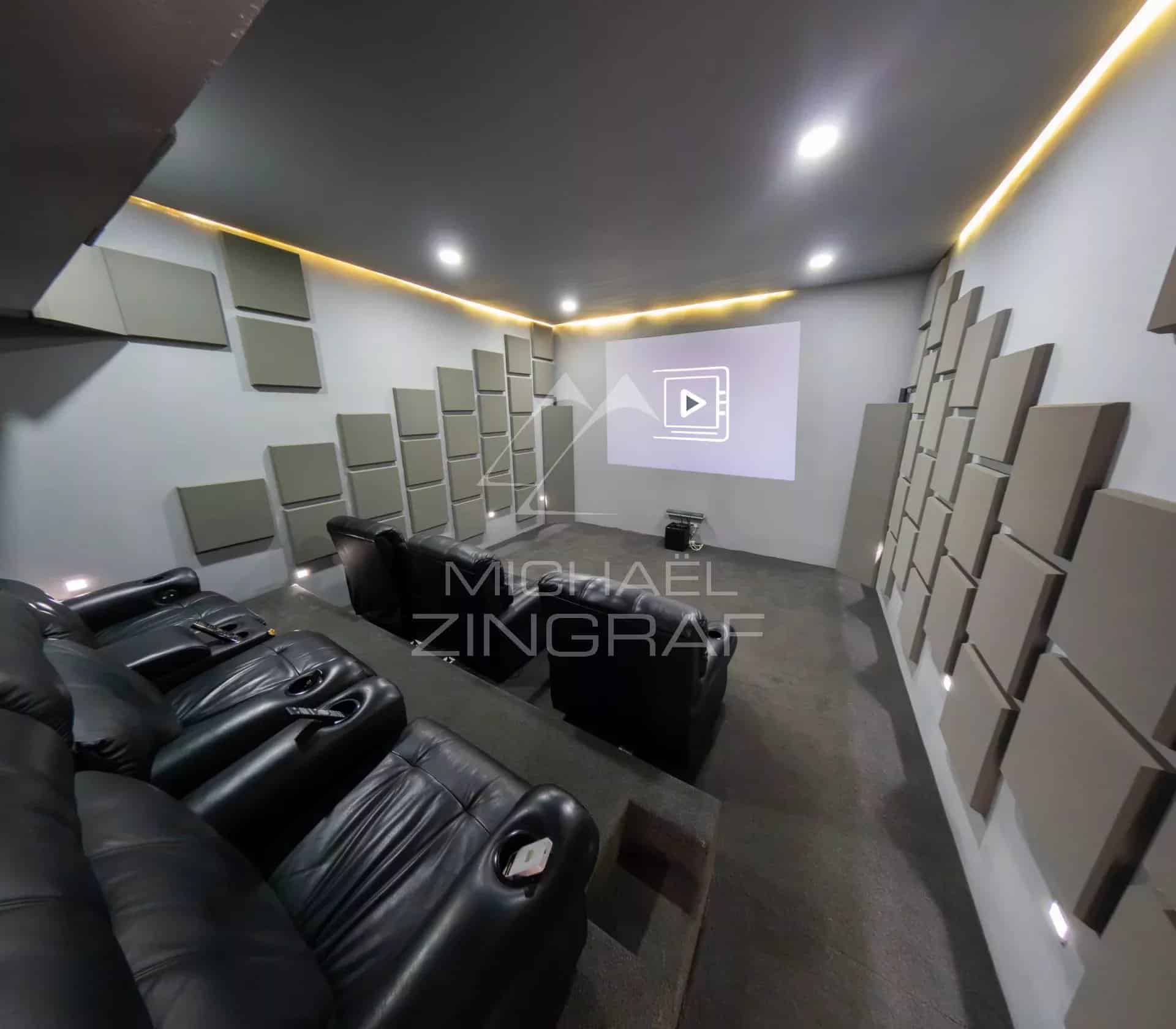 Salle de cinéma privée avec fauteuils en cuir et écran de projection
