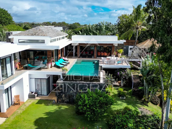 Vue aérienne d'une villa moderne avec piscine et jardin, située à Haute Rive.