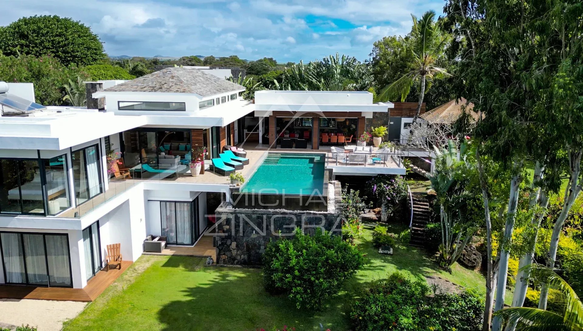 Vue aérienne d'une villa moderne avec piscine et jardin, située à Haute Rive.