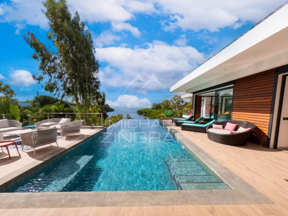 Vue de la piscine et de la terrasse d'une villa de luxe à Azuri, Haute Rive.