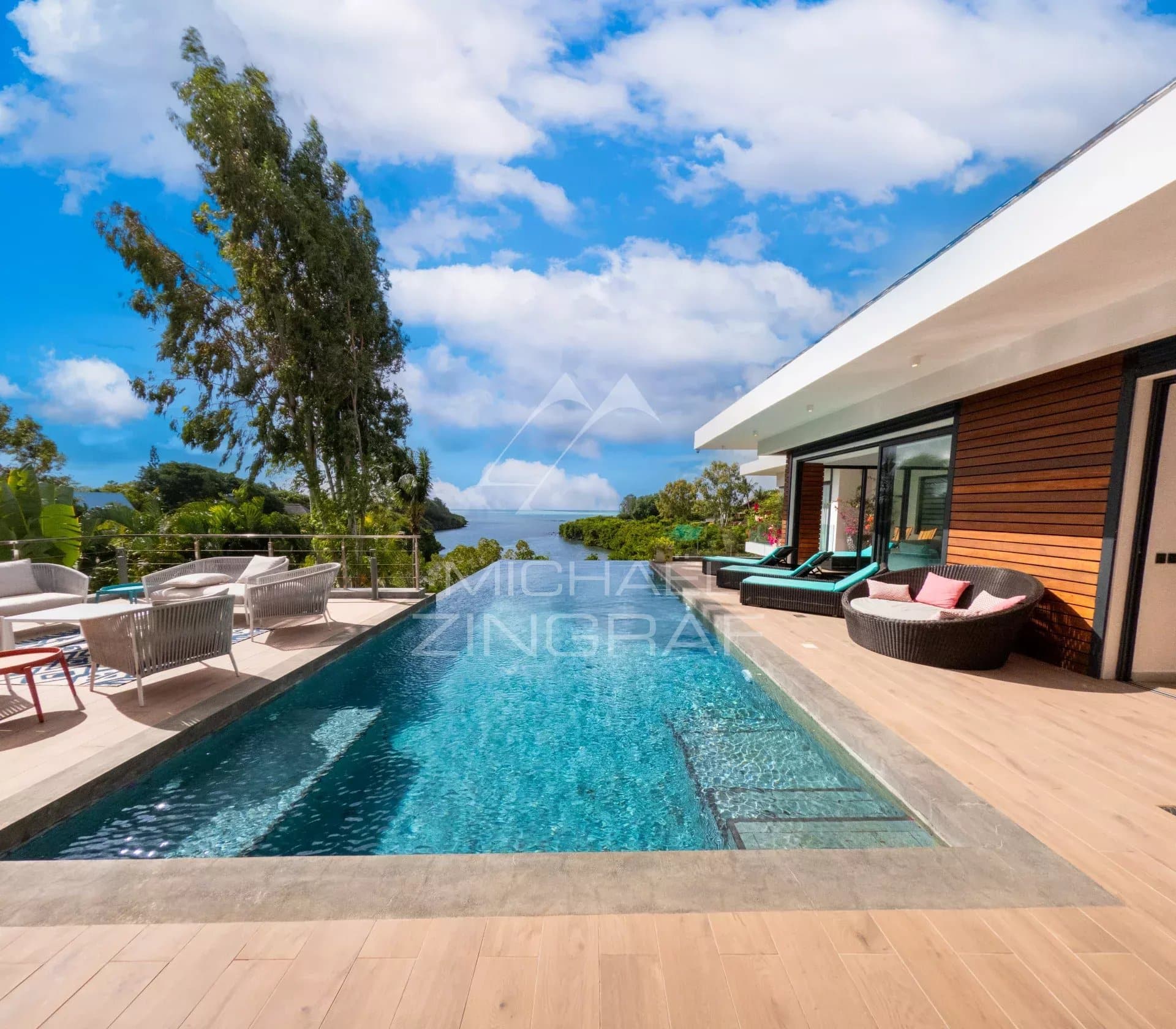 Vue de la piscine et de la terrasse d'une villa de luxe à Azuri, Haute Rive.