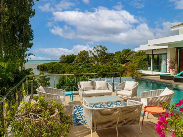 Terrasse d'une villa avec piscine, meubles de jardin et vue sur la nature à Haute Rive.