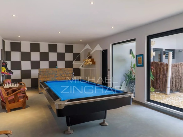 Salle de jeux avec table de billard dans une villa luxueuse à Azuri, Haute Rive.
