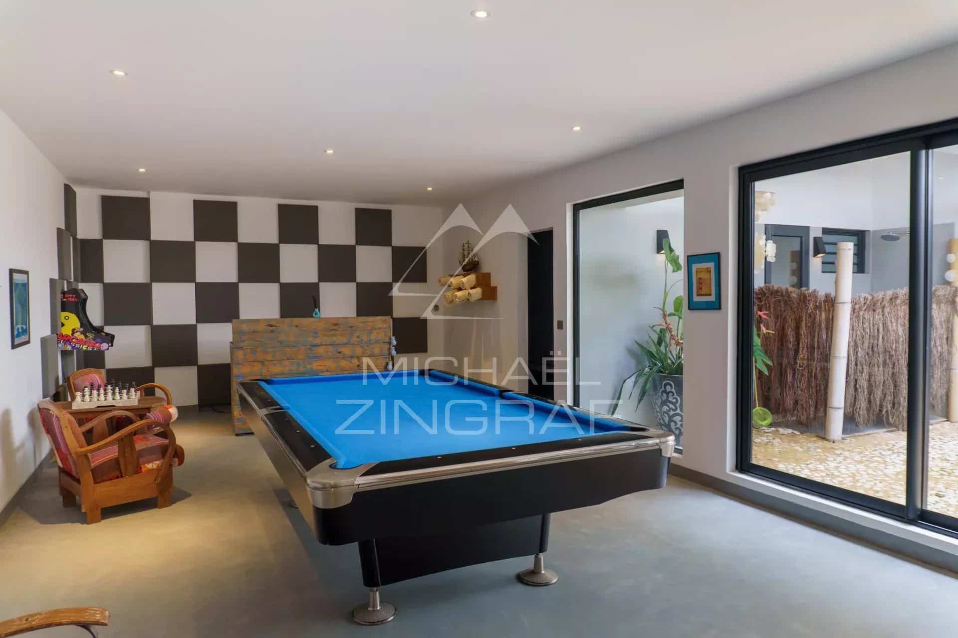 Salle de jeux avec table de billard dans une villa luxueuse à Azuri, Haute Rive.