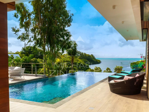Vue de la piscine et du paysage depuis une villa moderne à Azuri, Haute Rive.