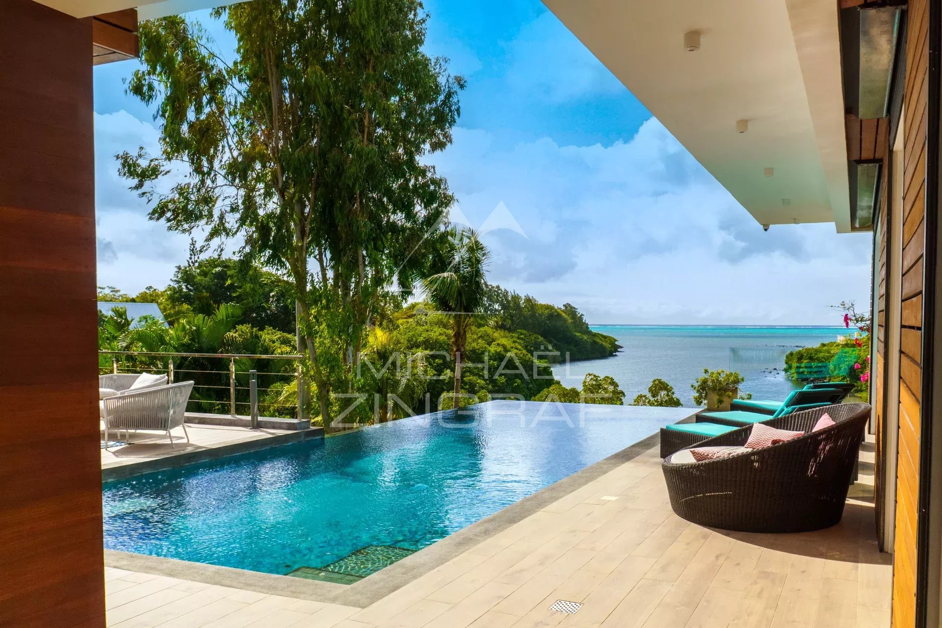 Vue de la piscine et du paysage depuis une villa moderne à Azuri, Haute Rive.