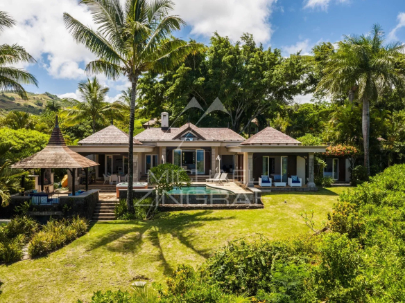Villa avec piscine et jardin luxuriant, vue sur l'océan à Bel Ombre.