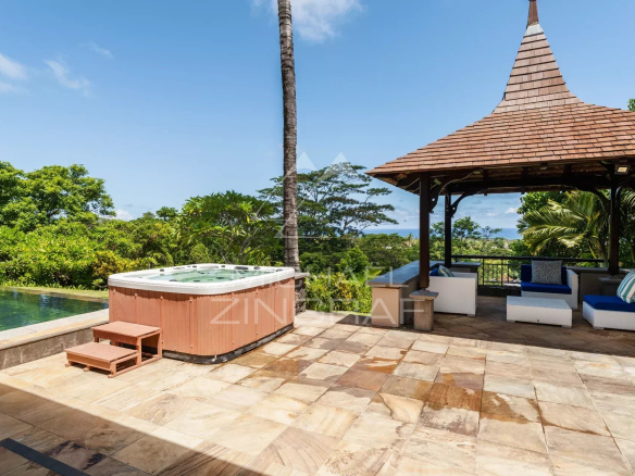 Terrasse d'une villa avec jacuzzi et coin salon, vue sur la nature et l'océan à Bel Ombre.