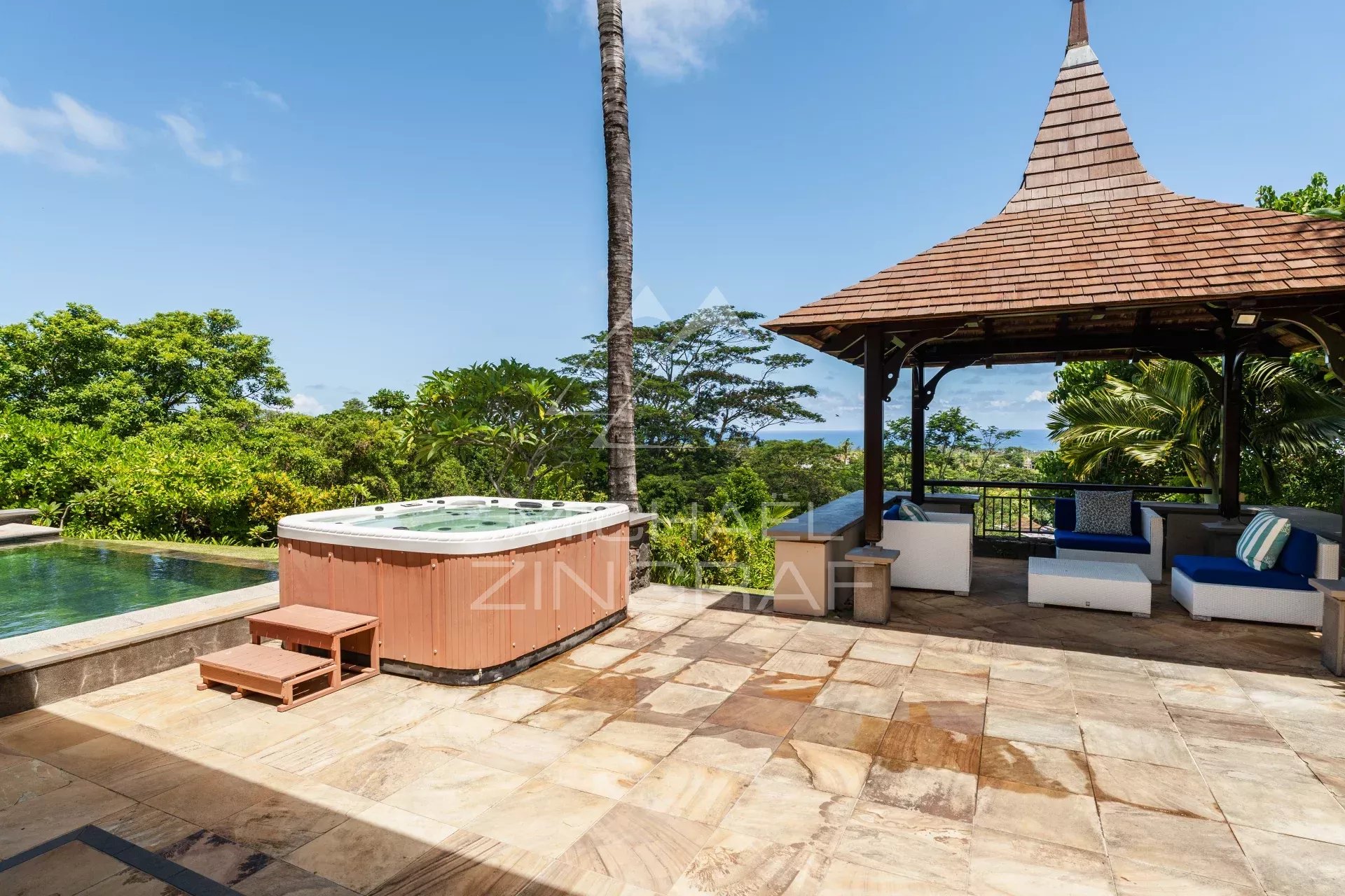 Villa d’exception à Bel Ombre Terrasse d'une villa avec jacuzzi et coin salon, vue sur la nature et l'océan à Bel Ombre.
