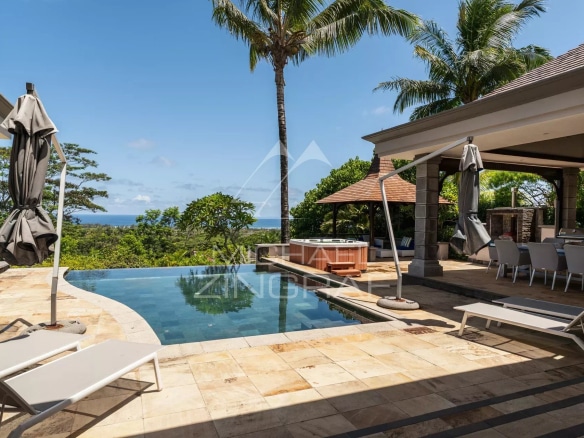 Villa avec piscine et vue sur l'océan à Bel Ombre, entourée de verdure.