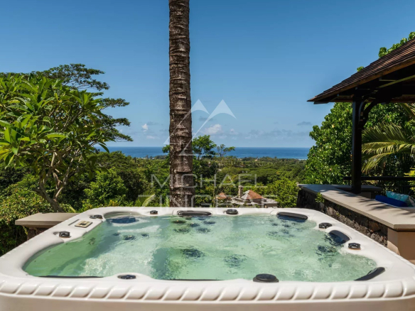 Jacuzzi avec vue sur l'océan et la végétation luxuriante à Valriche, Bel Ombre.