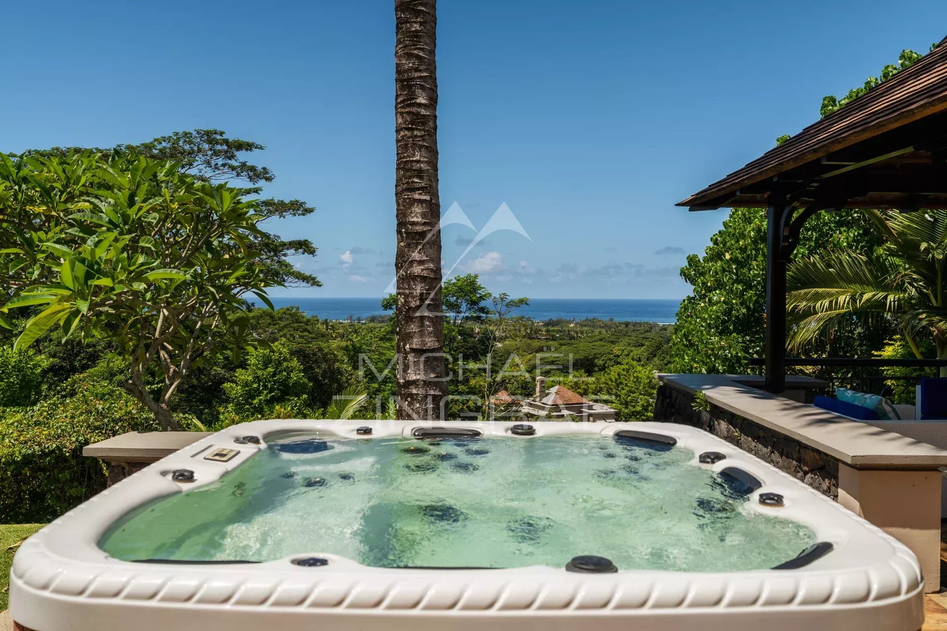 Villa avec jacuzzi et vue océan Jacuzzi avec vue sur l'océan et la végétation luxuriante à Valriche, Bel Ombre.