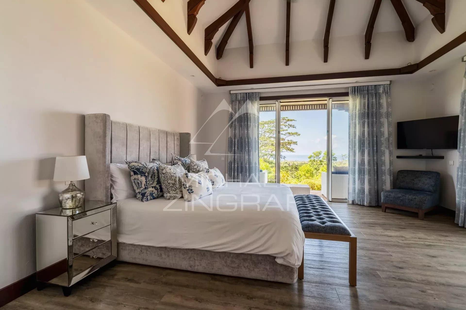 Chambre de villa avec vue Chambre spacieuse avec lit king-size et vue sur l'extérieur dans une villa à Bel Ombre.