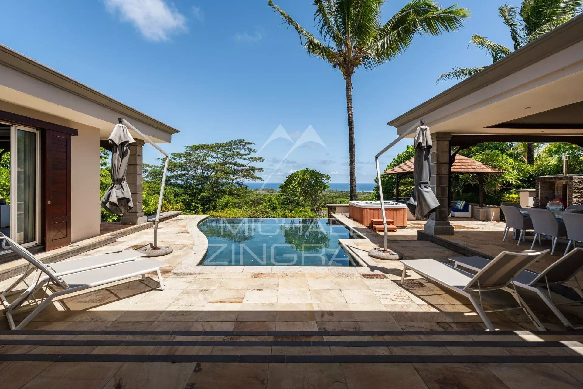 Villa d’exception à Bel Ombre Villa avec piscine et vue sur l'océan à Bel Ombre, entourée de palmiers.
