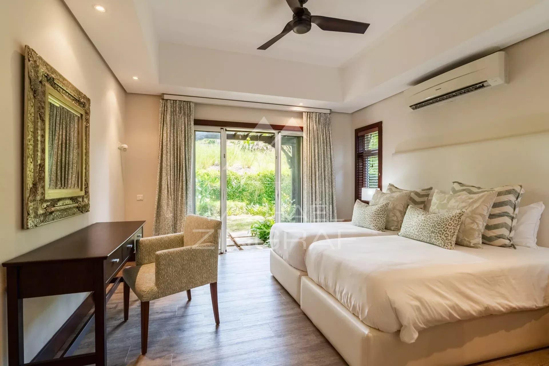 Chambre élégante dans une villa à Bel Ombre Chambre d'une villa avec lit double et accès à un jardin.
