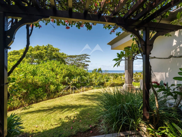 Vue sur l'océan depuis une villa avec jardin à Bel Ombre.