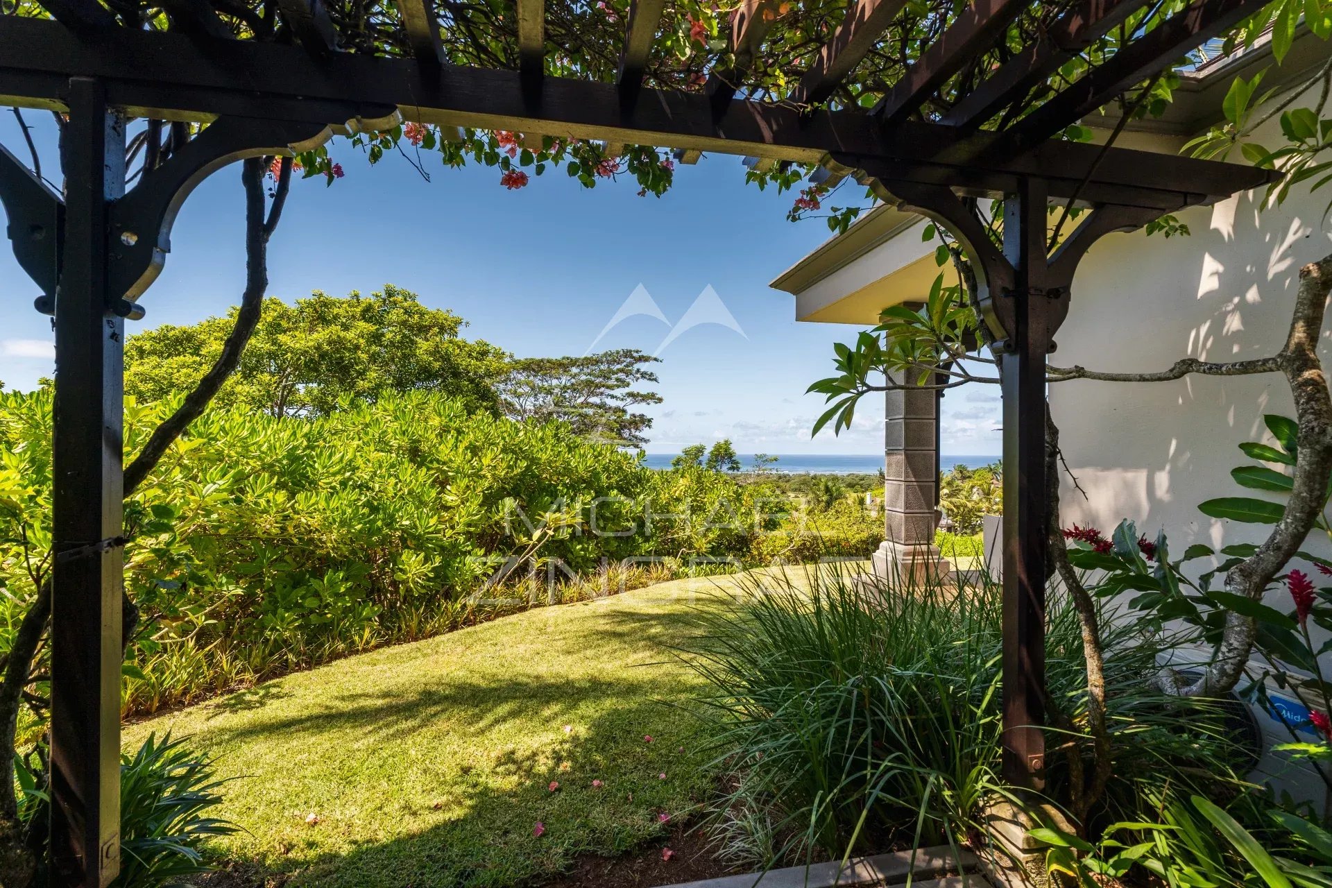 Villa d’exception à Bel Ombre Vue sur l'océan depuis une villa avec jardin à Bel Ombre.