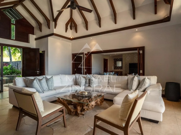 Intérieur d'une villa moderne avec salon spacieux et mobilier élégant à Bel Ombre.